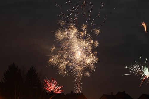 Das Foto zeigt Feuerwerk über Häusern.