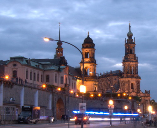 Das Bild ist am Elbufer der Dresdner Altstadt aufgenommen, es zeigt die blauen Lichtspuren eines Krankenwagens vor historischen Gebäuden der Altstadt