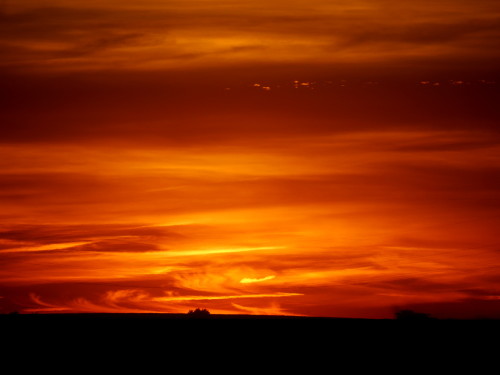 Sonnenuntergang am 02.08.2015. DIe Sonne ist gerade untergegangen, man sieht den Himmel vor Orange- und Rottönen "brennen"