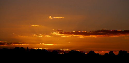 Das Bild zeigt eine Landschaft kurz nach Sonnenuntergang, der Himmel glüht noch goldig.