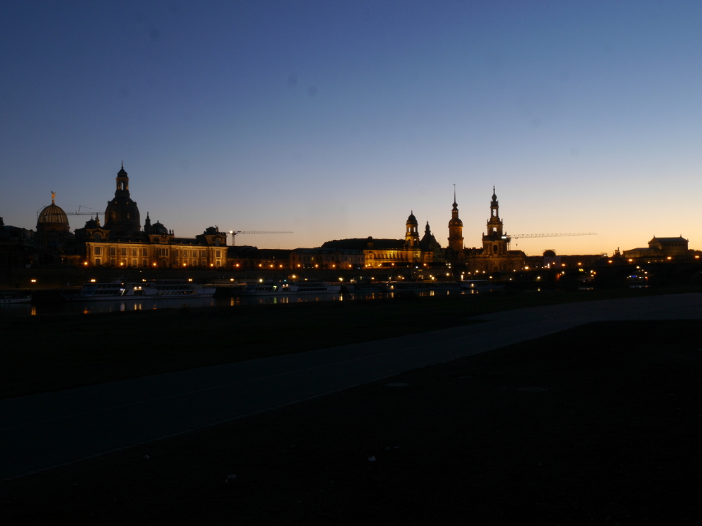 Landschaftsaufnahme an der Elbe in Dresden während der "Blauen Stunde" nach Sonnenuntergang
