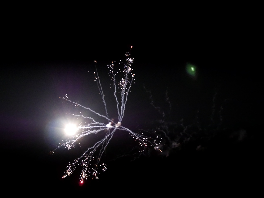 Das Foto zeigt Feuerwerk am Nachthimmel.
