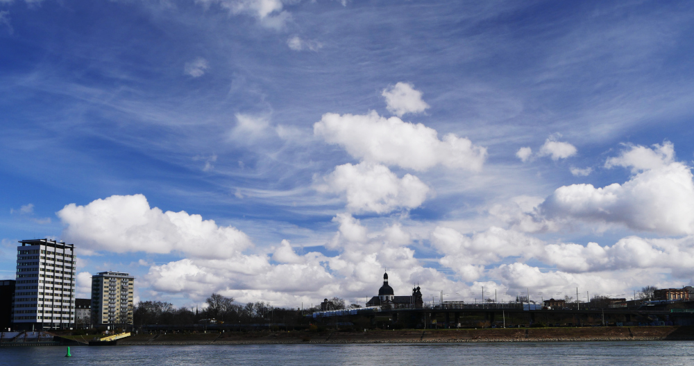 Das Foto zeigt eine Landschaftsaufnahme. Unten ist das Mannheimer Schloß zu sehen, darüber eine dramatische Wolken-Anordnung.
