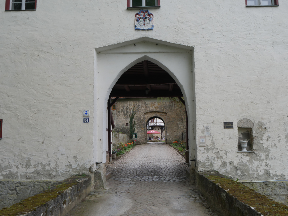 Ds Foto zeigt den Blick durch die Eingangstore (Torhaus und Haupttor) der Westerburg.