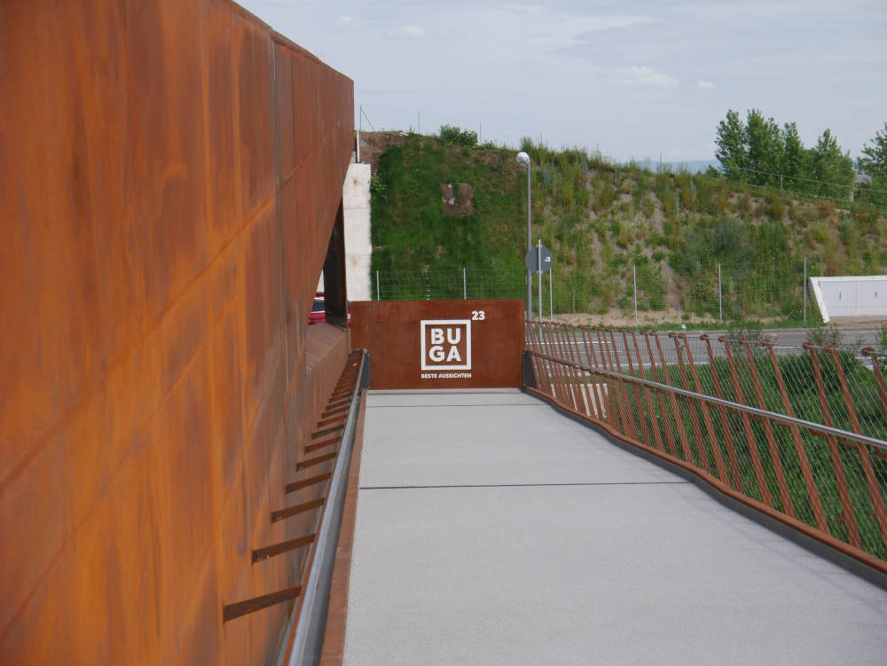 Eine Brücke, die nach der BUGA für den Verkehr genutzt werden soll. Noch endet der Weg aber an einer Stahlwand mit dem Logo der BUGA23