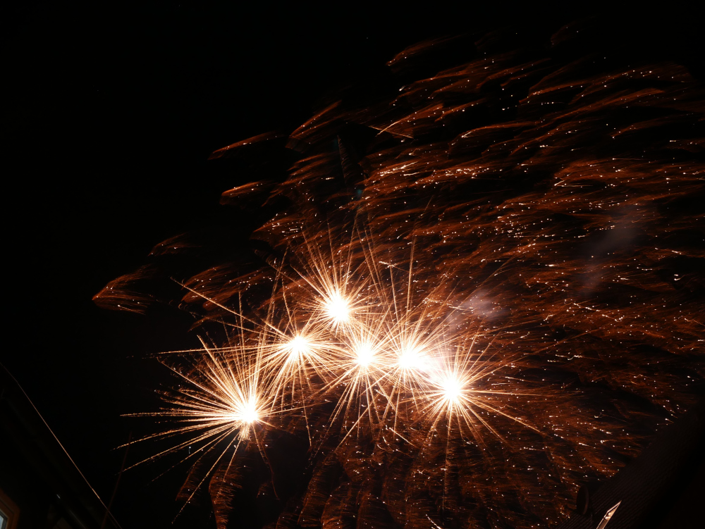 Das Foto zeigt 6 Feuerwerks-Explosionen und im Hintergrund noch Lichtspurenden von der vorherigen "Salve"