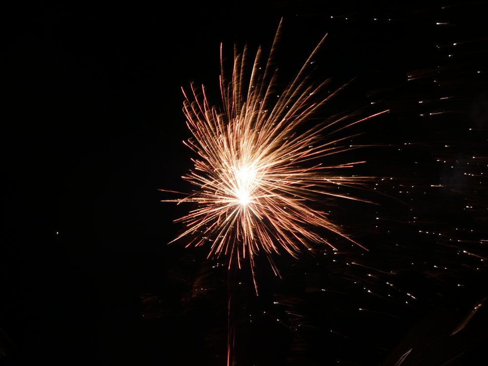 Ds Bild zeigt zwei Feuerwerks-Explosionen am Himmel.