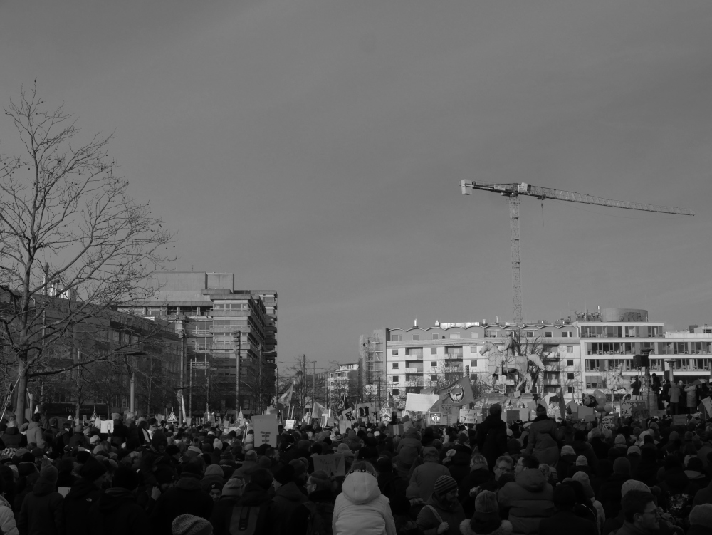 Das Foto zeigt de Demo gegen Rechtsextremismus am 20.01.24 vor dem Schloß in Braunschweig