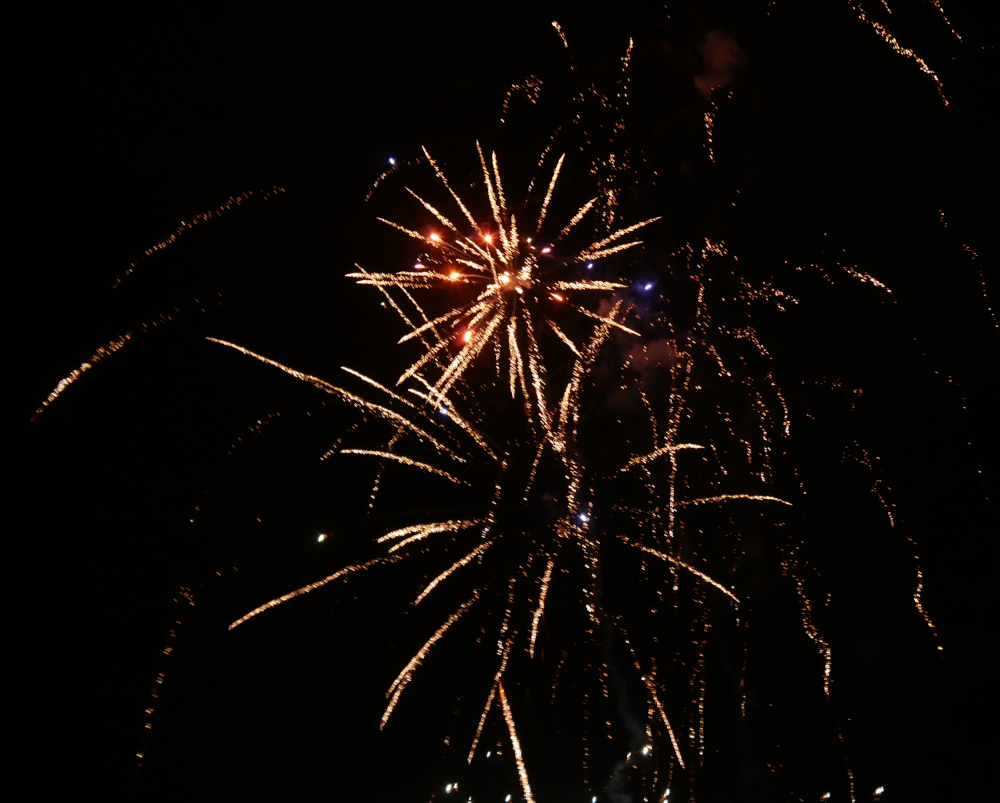 Das Foto zeigt Feuerwerks-Explosionen am Nachthimmel.