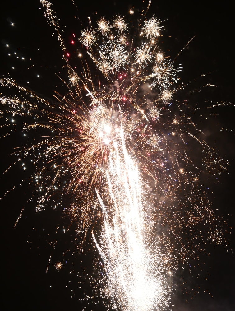 Das Foto zeigt sehr viele Feuerwerksexplosionen am Nachthimmel
