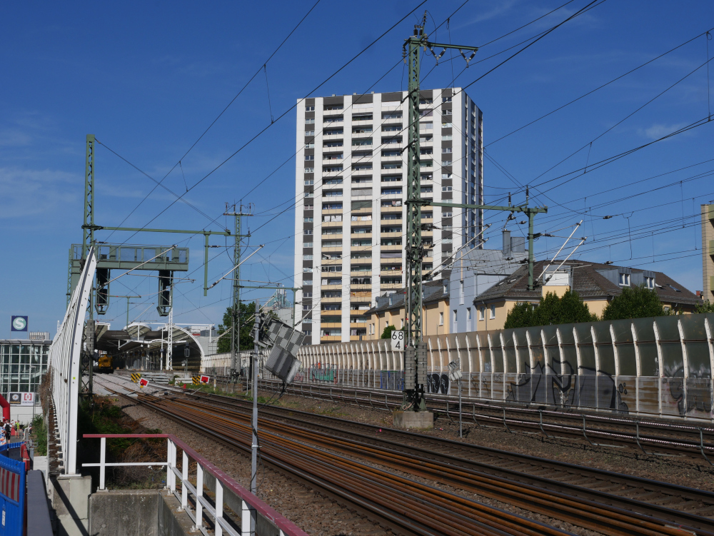 Das Foto zeigt einen nu von der Hochstraße möglichen Blick auf den Bahnhof Luwigshafen Mitte, wo gerade Gleisbauarbeiten stattfinden, und rechts dabeben das York-Hochhaus.