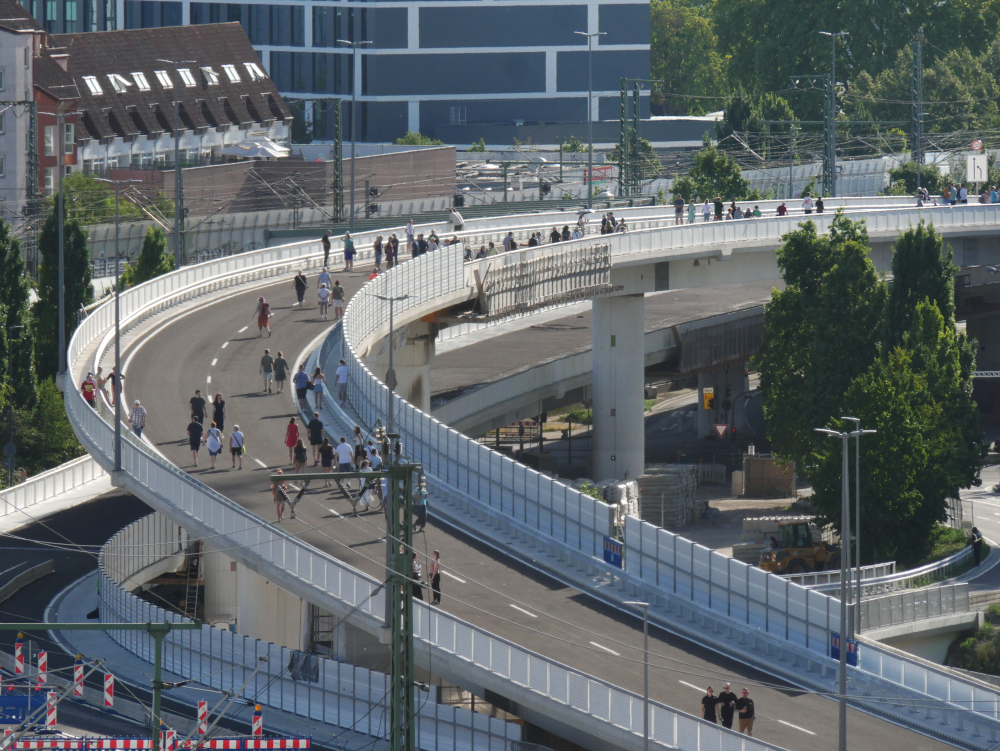 Das Foto zeigt die Kurve der Hochstraße. Darauf flanieren am Eröffnungstag die mEnschen.